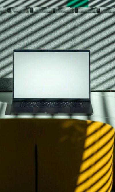 Lapto en consultorio de psicologia calmado