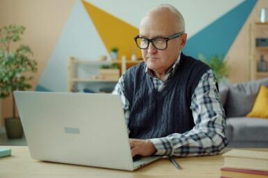 Señor enfrente de compu en sesion online de psicologia